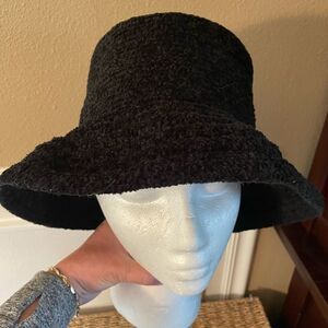 BETMAR New York Women’s Black Knit Hat